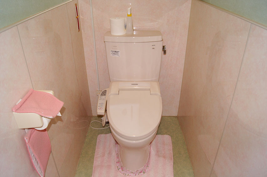 清潔な洋式水洗トイレを2か所完備！（左側）